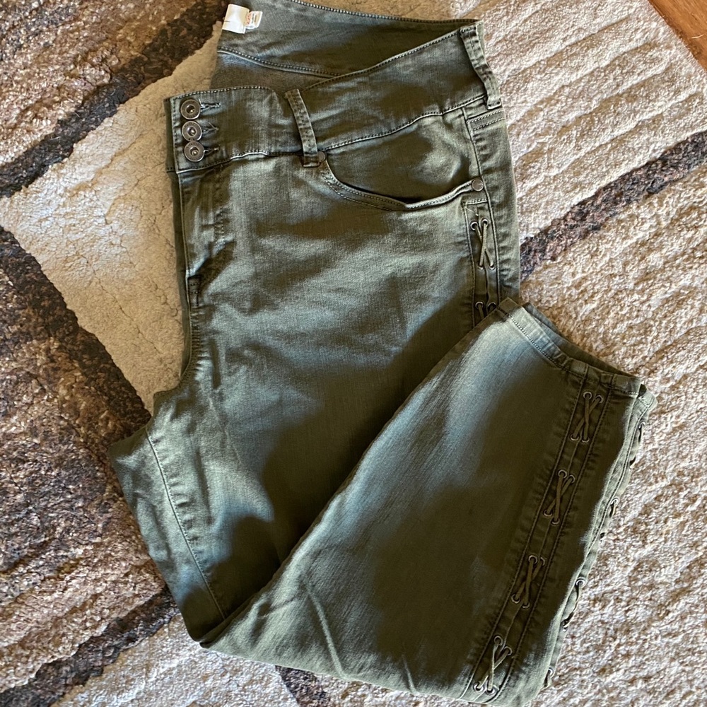 Jegging with cute side detail